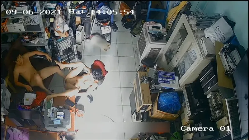Bà xã ông xã phang nhau trong của hàng máy tính